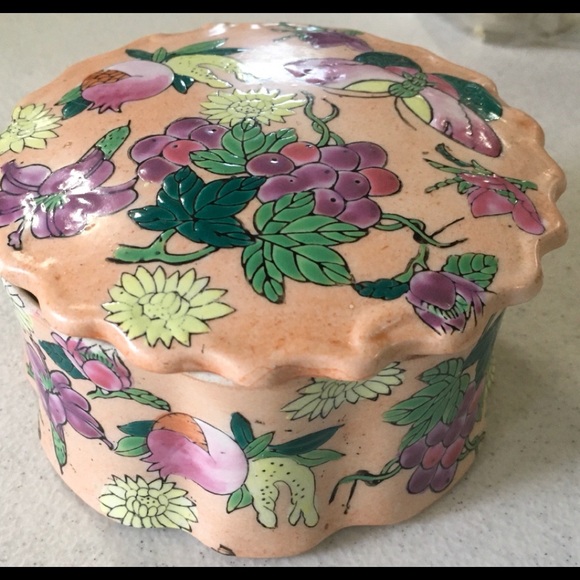 🌺FINAL CLEARANCE SALE🌺 Round Trinket Ceramic Box with Scalloped Top - Picture 1 of 4